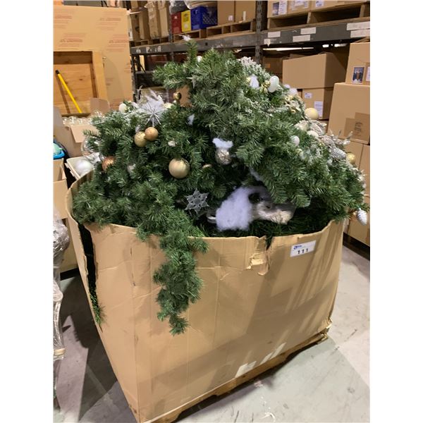 PALLET BIN OF ASSORTED LARGE CHRISTMAS WREATHS