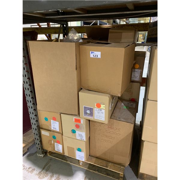 PALLET OF ASSORTED EVENT DISPLAY TERRARIUMS & VASES