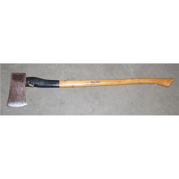 33  HICKORY HANDLE AXE (HEAD LOOSE)