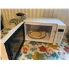 Image 3 : Danby Designer Microwave, Oster Blender, Kitchen Value Aluminum Foil Liners, Asst Burner Covers, Mar