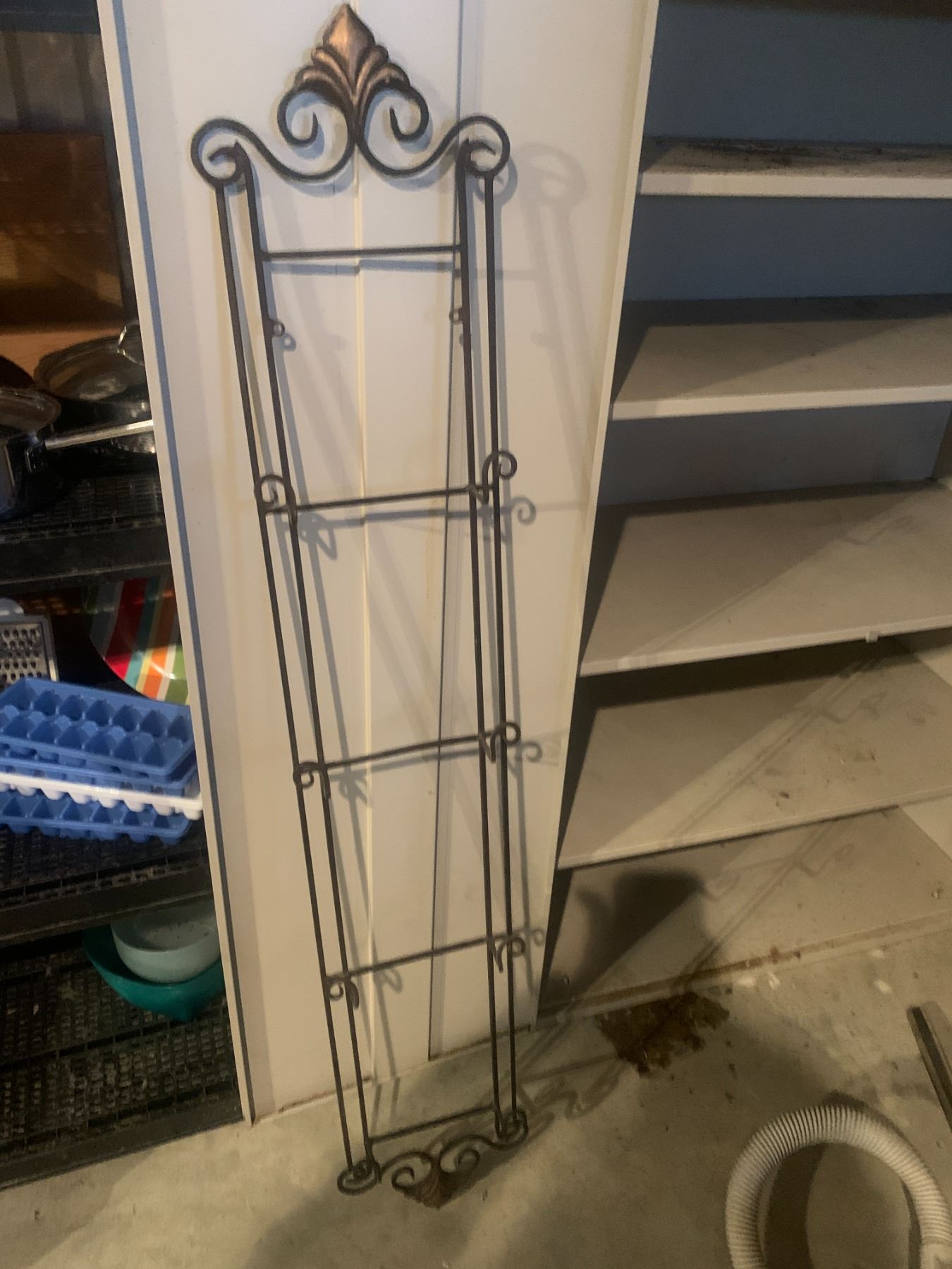Vintage Round Melamine Table, Metal Plate Rack, Tulip Calendar ...