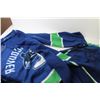 Image 3 : Vancouver Canucks Snuggie