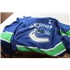 Image 4 : Vancouver Canucks Snuggie