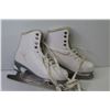 Image 2 : Girls Figure Skates (size 8 3/8)