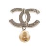 Image 6 : Chanel Silver CC Pearl Drop