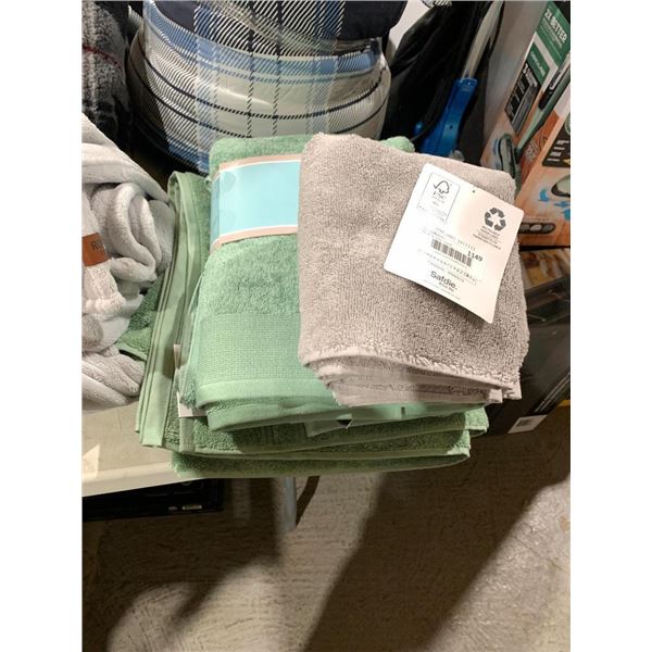 Lot of 4 Towels