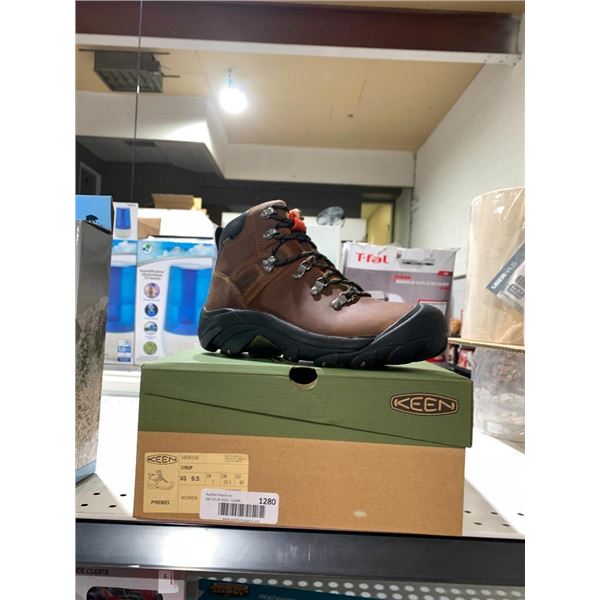Keen Pyrenees womens hiking boots, size 9.5