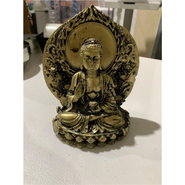 Gold buddah statue
