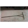 Image 1 : Primitive Wood Rake 