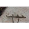 Image 2 : Primitive Wood Rake 