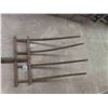 Image 2 : Primitive Wood Hay Fork