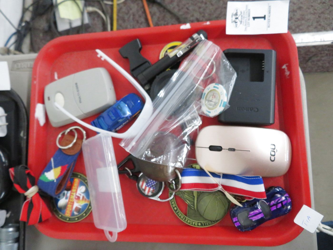 Keychains, Computer Mouse, Collectibles, Souvenirs on Tray
