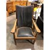 Image 2 : Group of 2 leather chairs