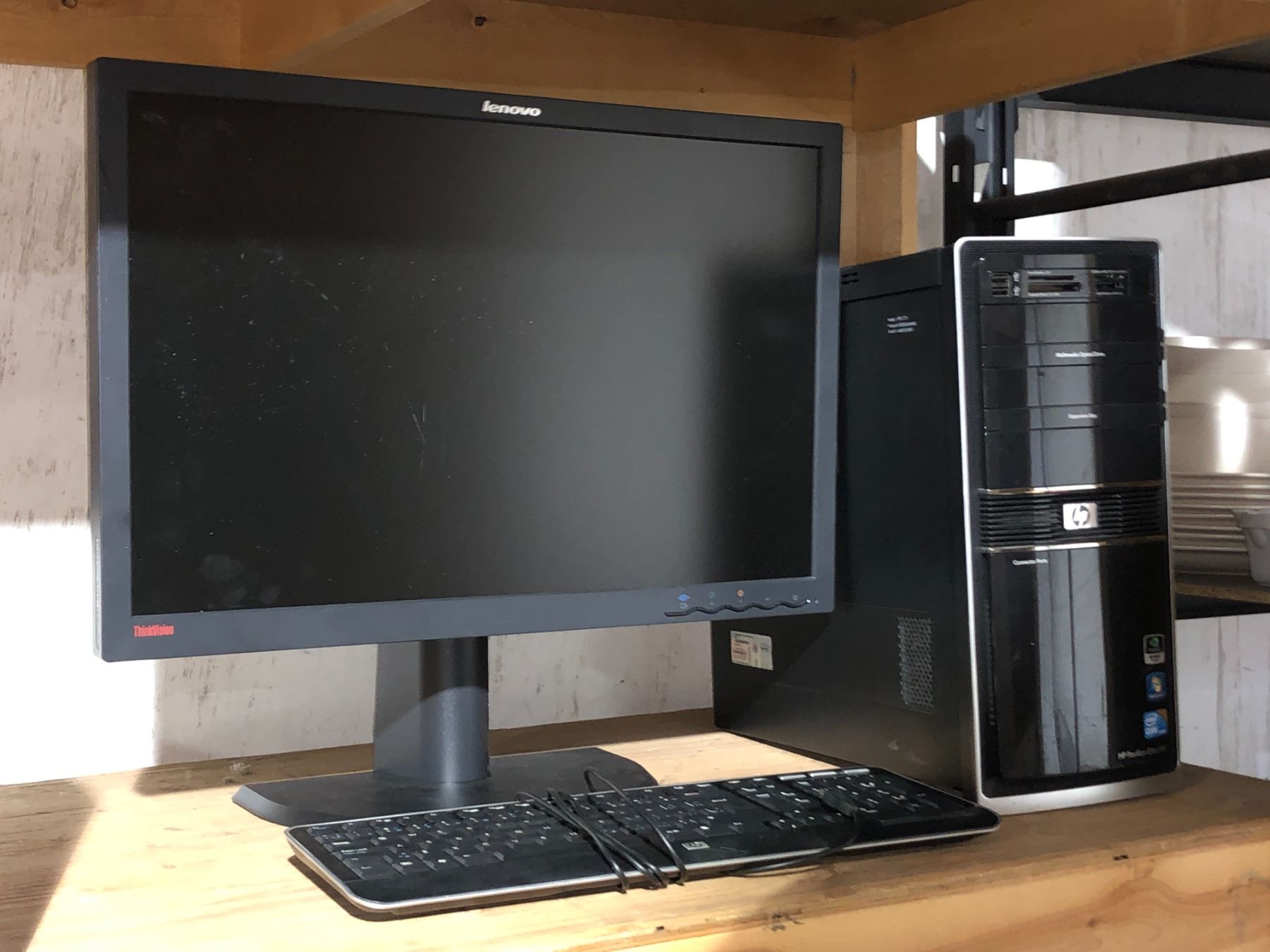 Office computer set - includes Lenovo Thinkvision monitor / HP desktop ...