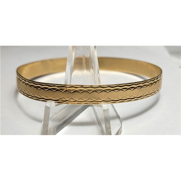 26)  MACHINE TURNED ADL 310 K GOLD BANGLE BRACELET