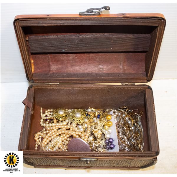 ESTATE CAMEO AND PEARLY JEWLERY IN TREASURE BOX