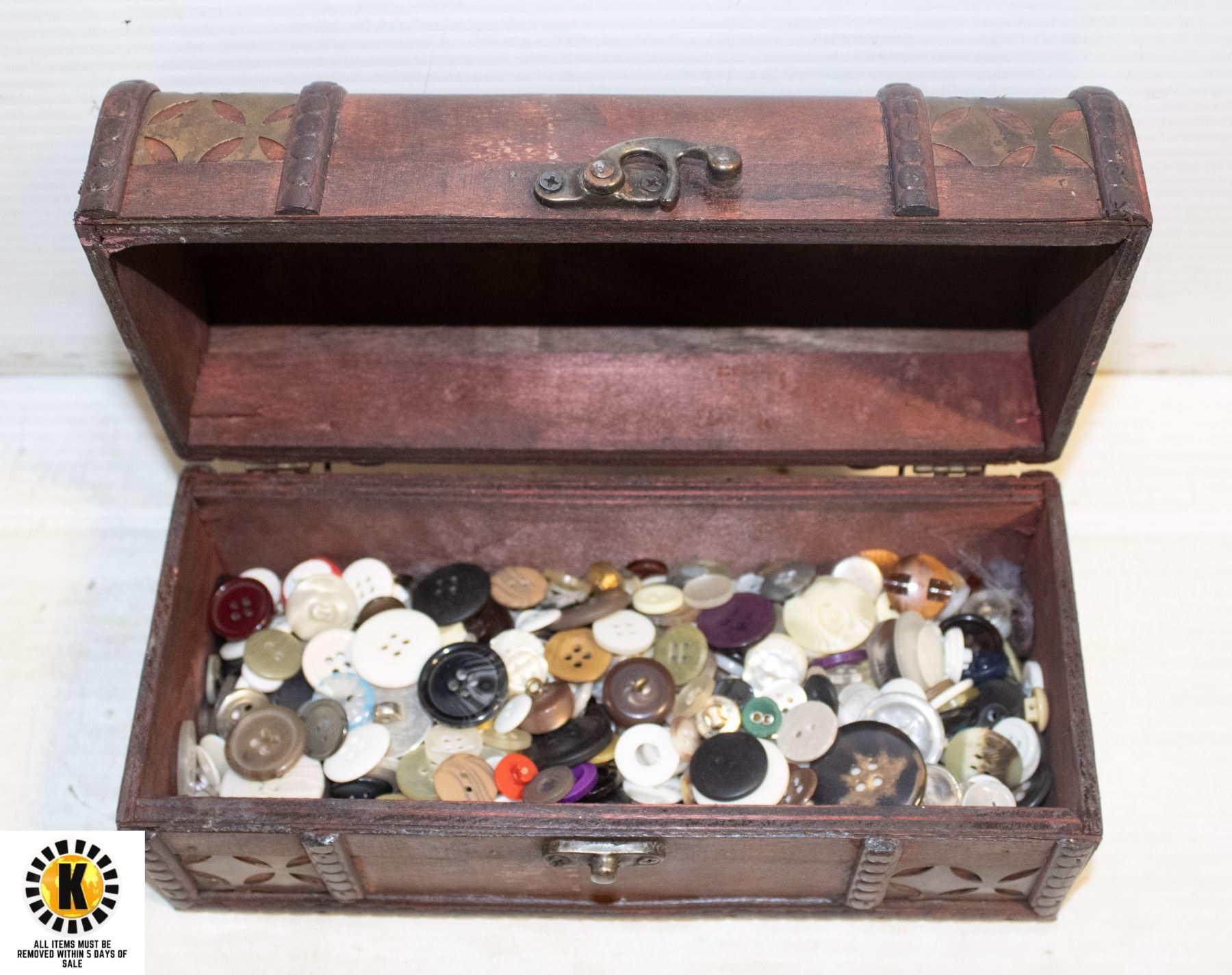 ESTATE VINTAGE BUTTONS IN TREASURE CHEST BOX