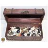 Image 1 : ESTATE VINTAGE BUTTONS IN TREASURE CHEST BOX