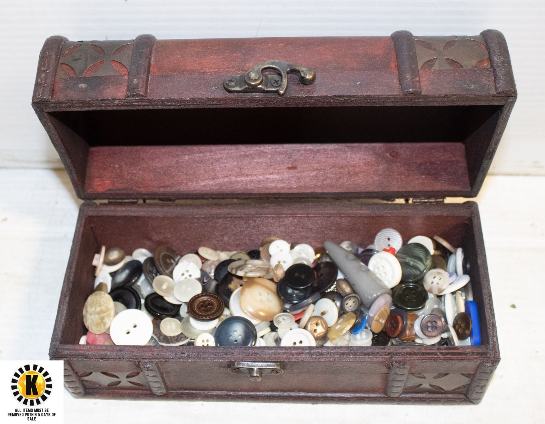 ESTATE VINTAGE BUTTONS IN TREASURE CHEST BOX