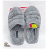 Image 1 : NEW PRETTY YOU LONDON SIZE LARGE GRAY SLIPPERS