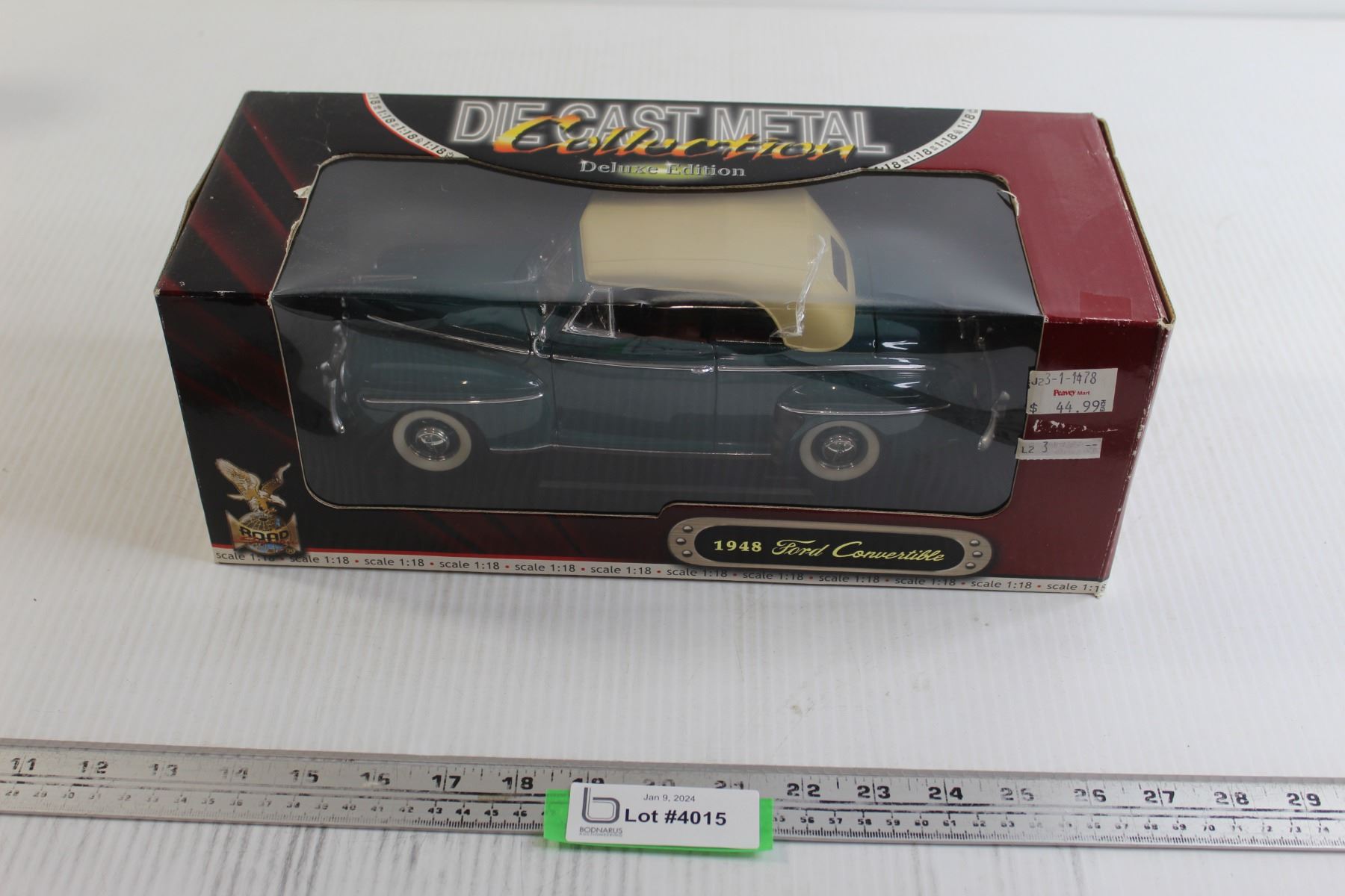 Road Signature 1948 Ford Convertible Die Cast 1/18 Bodnarus