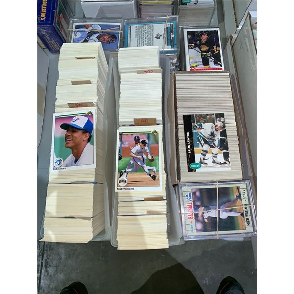 LOT OF ASSORTED SPORTS CARDS