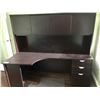 Image 2 : MAHOGANY FINISH 3 DRAWER OFFICE DESK WITH HUTCH