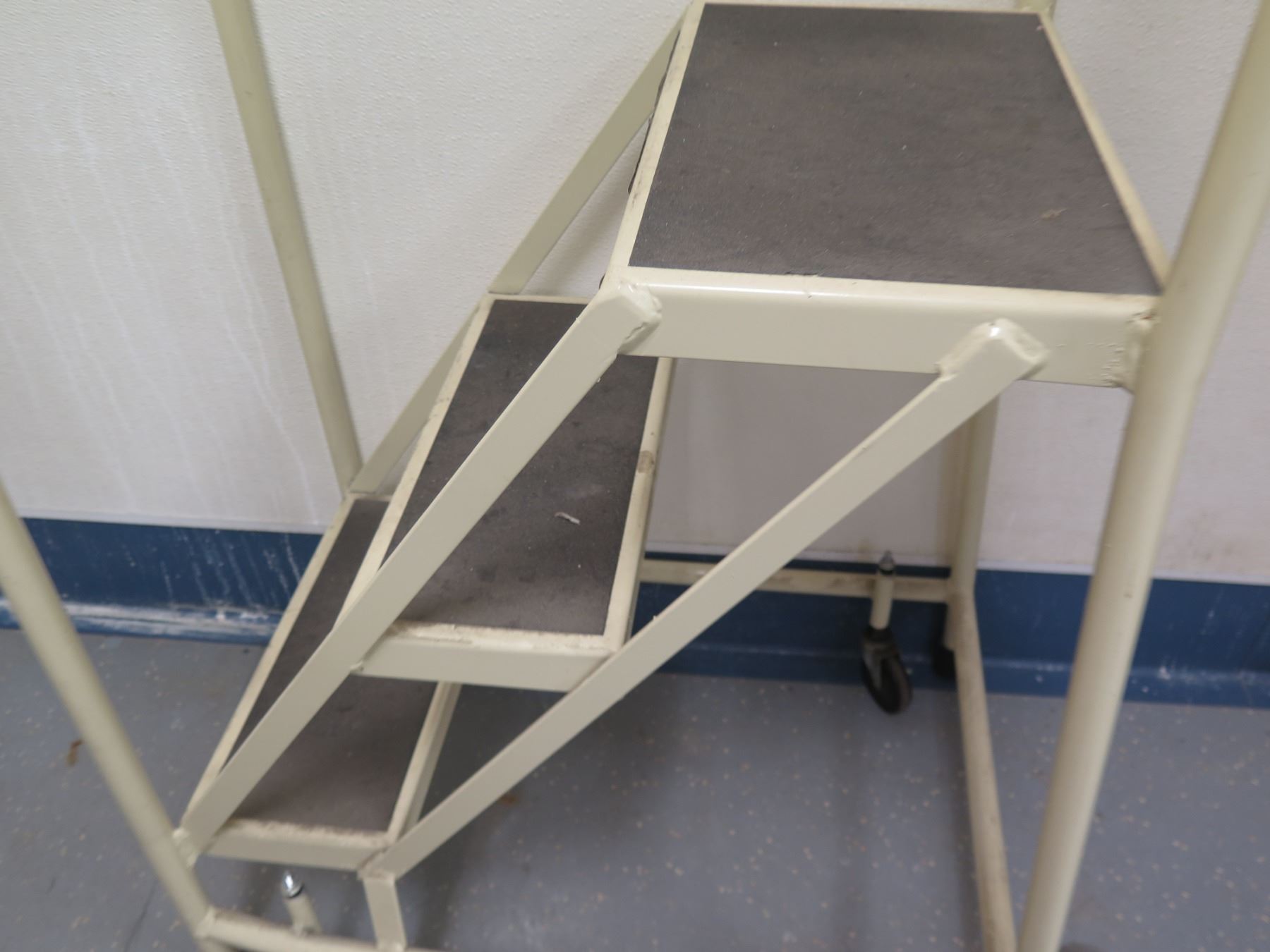 Gillis 3-Step Rolling Safety Ladder