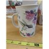 Image 2 : Valerie pfeiffer mug hummingbird canadian design and floral capilano mug