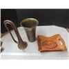 Image 1 : 11" brass art vase, brass bugle and carved wood bread t vintage message bun-tray