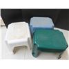 Image 1 : 3 Rubbermaid step stools