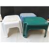 Image 2 : 3 Rubbermaid step stools