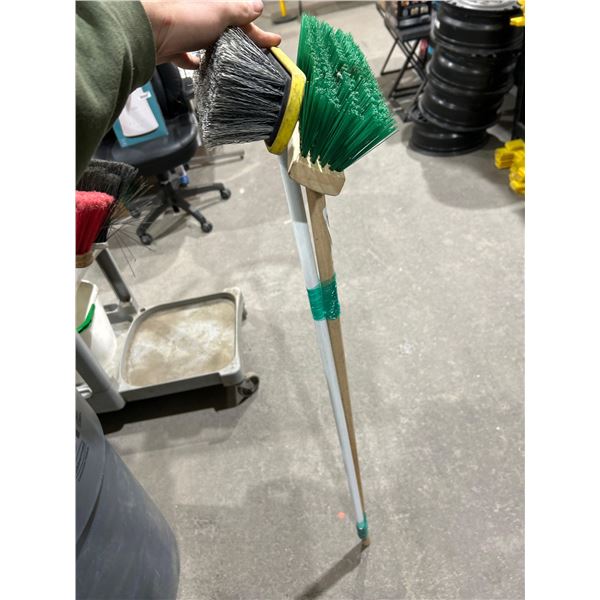 Lot of 2 floor brooms