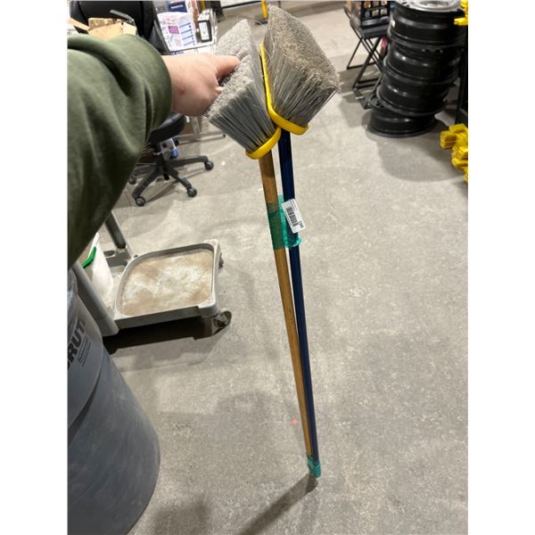 Lot of 2 floor brooms