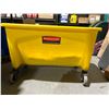 Image 3 : Rubbermaid commercial mop bucket with mop head