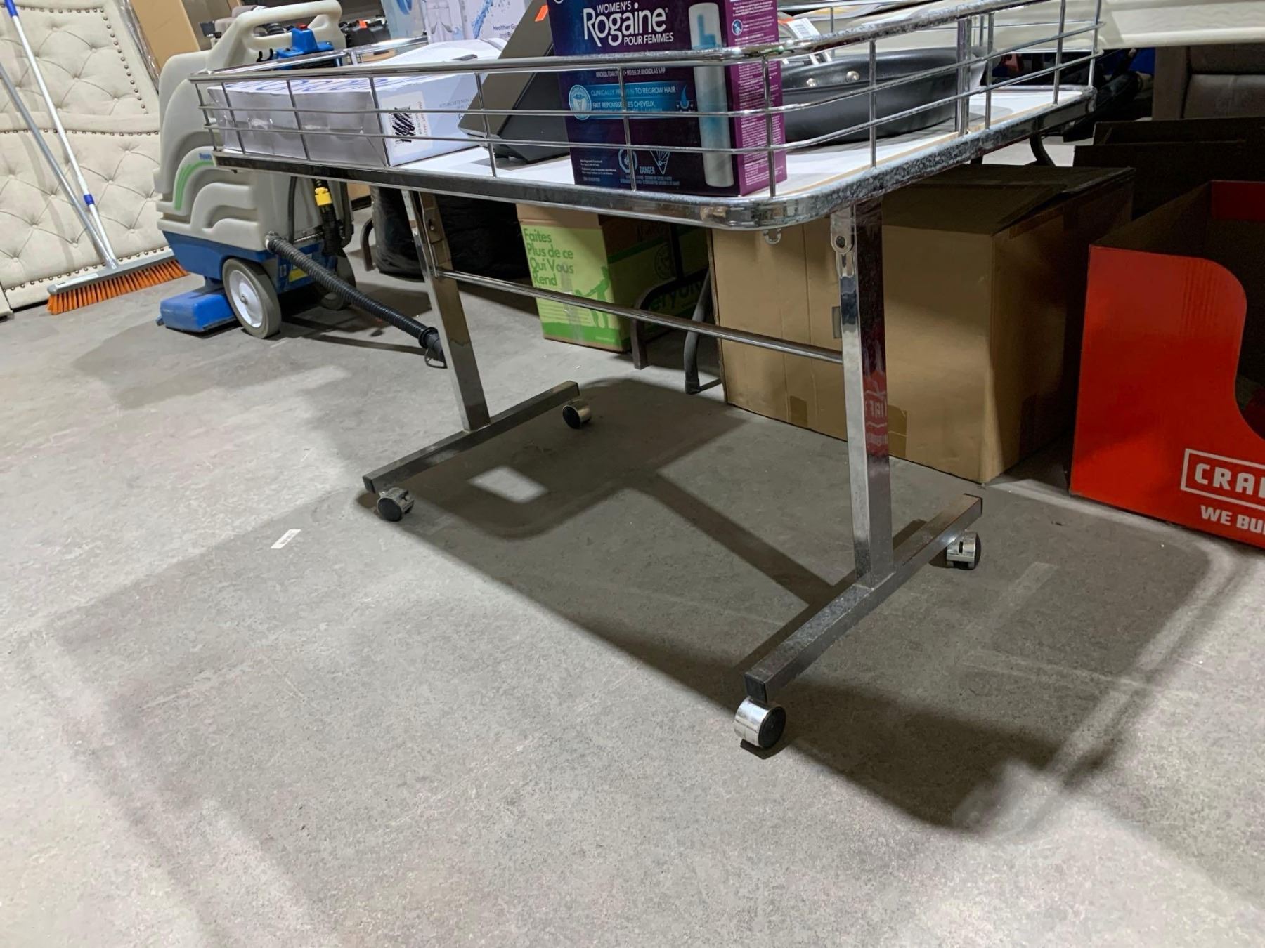 Rolling Display Table w/ Edge