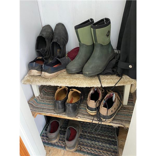 Contents of closet, Muck boots (approx. size 6 ladies) qty of shoes, shoe rack, small rugs, key rack