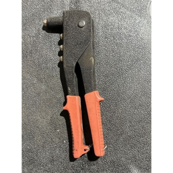 pince a riveter a tete pivotante a 360°