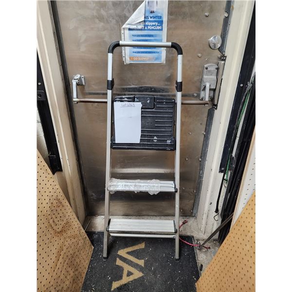 echelle cosco 2 marche avec une barre brise