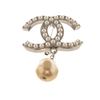 Image 5 : Chanel Silver CC Pearl Drop