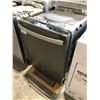 Image 2 : SMOKE GREY GE DISHWASHER MODEL GDT665SMN8ES 24" X 24" X 33.5"