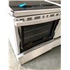 Image 2 : WHITE GE CERAMIC TOP ELECTRIC STOVE 28"W X 26" X 46" MODEL JVX3240SJ2SSC