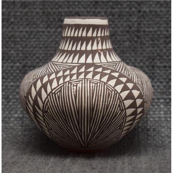 ACOMA INDIAN POTTERY VASE (SIGNED)