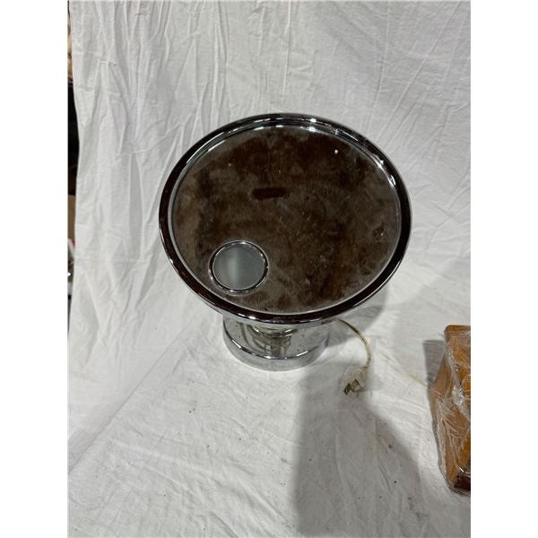 Light up magnifying mirror