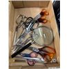 Image 1 : Scissors and magnifier