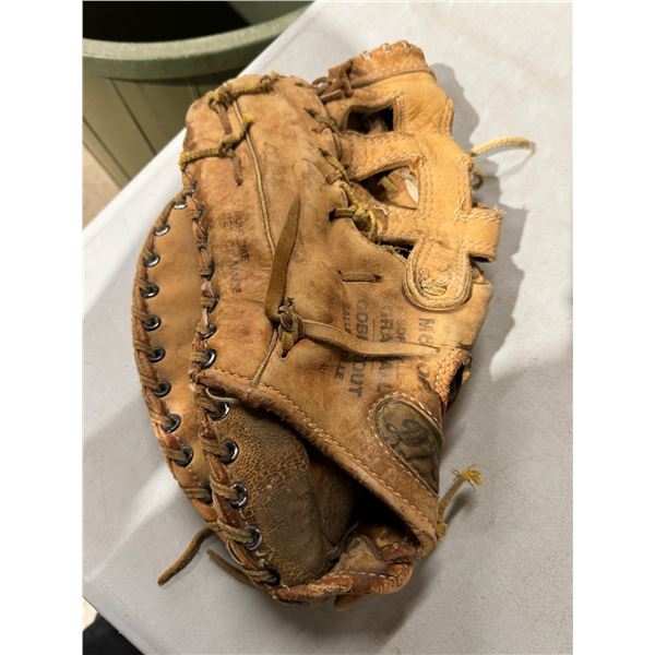 Ball glove