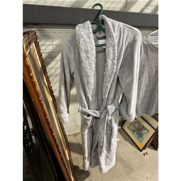 Carol Hockman robe size small