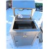 Image 1 : marinating station with under tray for flour