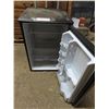Image 4 : danby mini fridge dented door but functions needs cleaning