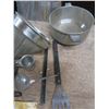 Image 2 : assorted kitchenwares